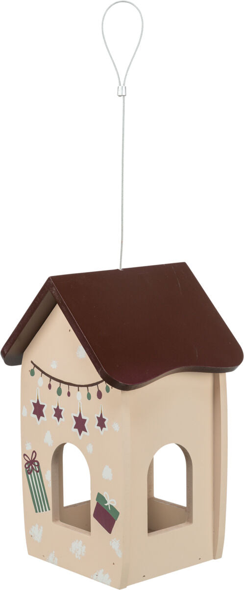 Hängendes, beige Haus mit braunem Dach und dekorativen Sternen und Geschenken bemalt.