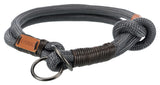 Graues geflochtenes Seil mit Knoten, braunen Wicklungen und Metallschlaufe, Etikett zeigt „BE NORDIC“.