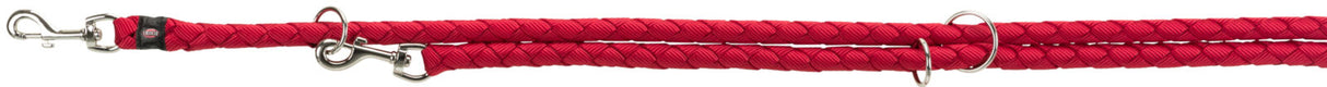 Rote geflochtene Hundeleine mit silbernen Karabinern und Ringe aus Metall, flach liegend dargestellt.