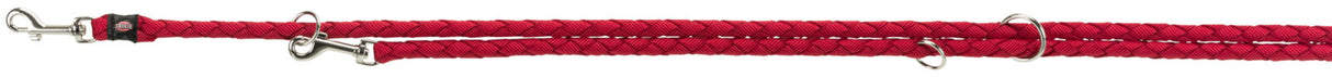 Rote geflochtene Leine mit silbernen Metallringen und Karabinerhaken.