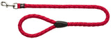 Rote, geflochtene Hundeleine mit schwarzem Griff und silbernem Karabinerhaken, Text „TRIXIE“ sichtbar.