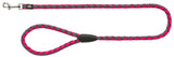 Geflochtene Hundeleine in Pink und Grau mit silbernem Karabinerhaken und schwarzem Verschlussdetail.