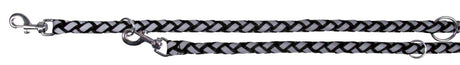 Geflochtene schwarz-weiße Leine mit silbernen Metallhaken und mehreren Ringen, seitlich liegend.
