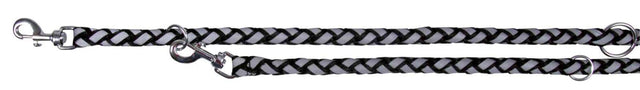 Geflochtene schwarz-weiße Leine mit silbernen Metallhaken und mehreren Ringen, seitlich liegend.