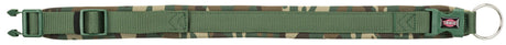 Grünes Hundehalsband mit Tarnmuster, verstellbar, Kunststoffschnalle und Metallring, Markenlogo sichtbar.