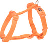 Orangefarbiges Hundegeschirr aus Nylon mit verstellbaren Riemen und Schnallen, Metallring zur Befestigung.