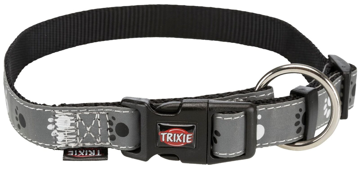 Graues Hundehalsband mit schwarzen Pfotenabdrücken, schwarzer Schnalle, Metallring und Trixie-Logo.