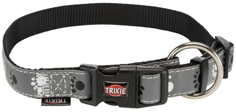 Graues Hundehalsband mit schwarzen Pfotenabdrücken, schwarzer Schnalle, Metallring und Trixie-Logo.