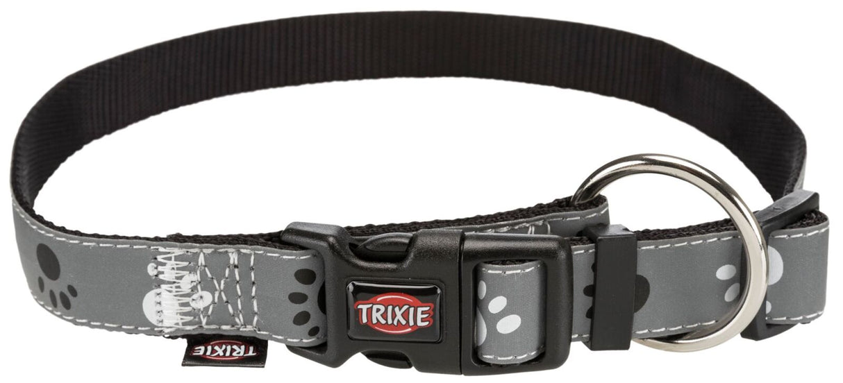 Graues Halsband mit Pfotenmuster und schwarzer Schnalle, silberner Ring, Logo "Trixie", auf schwarzem Band.
