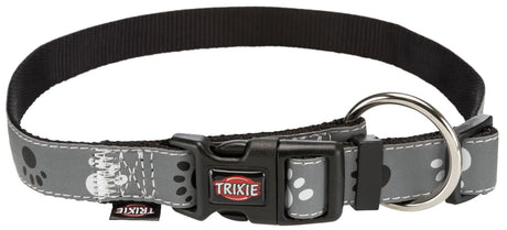 Graues Halsband mit Pfotenmuster und schwarzer Schnalle, silberner Ring, Logo "Trixie", auf schwarzem Band.