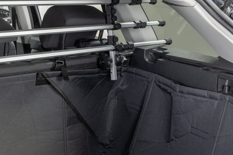 Gepolsterte Autoschondecke mit Trennschutz für den Rücksitzbereich eines Fahrzeugs.