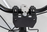 Schwarzes Fahrradlenker-Befestigungssystem aus Metall mit silbernen Schrauben auf weißem Hintergrund.