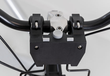 Schwarzes Fahrradlenker-Befestigungssystem aus Metall mit silbernen Schrauben auf weißem Hintergrund.
