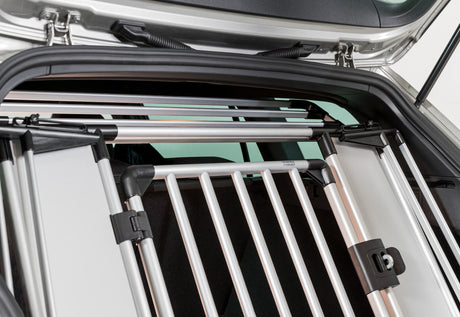 Geöffnete Autotür zeigt das Innere mit silbernen Metallstäben und schwarzen Kunststoffverbindungen.