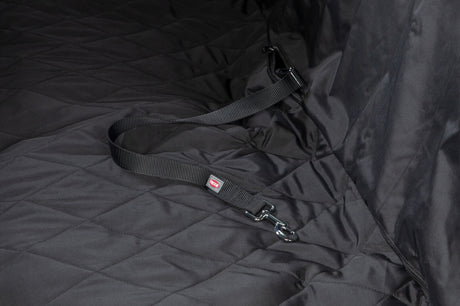 Schwarze, gesteppte Matte mit befestigtem Gurt und Karabinerhaken im Detail.