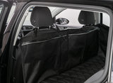 Auto-Innenraum mit schwarzer, gepolsterter Rücksitzabdeckung und Trennschutz hinter den Vordersitzen.