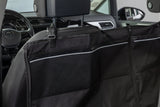 Schwarze Rücksitzabdeckung im Auto mit zwei Kopfstützen und Gurten befestigt.