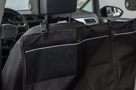 Schwarze Rücksitzabdeckung im Auto mit zwei Kopfstützen und Gurten befestigt.