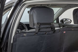 Schwarze Autositzabdeckung mit Befestigungsgurten in einem Pkw montiert.