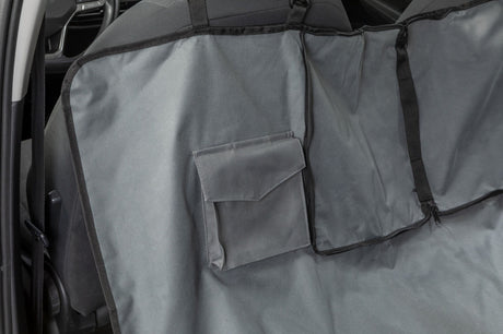 Graue Autoschondecke mit Tasche und Reißverschluss auf Rücksitz angebracht.