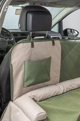 Beige-grüne Autodecke mit Tasche schützt die Rückbank eines Autos.