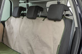 Beige Schutzdecke auf der Rückbank eines Autos, befestigt an den Kopfstützen.