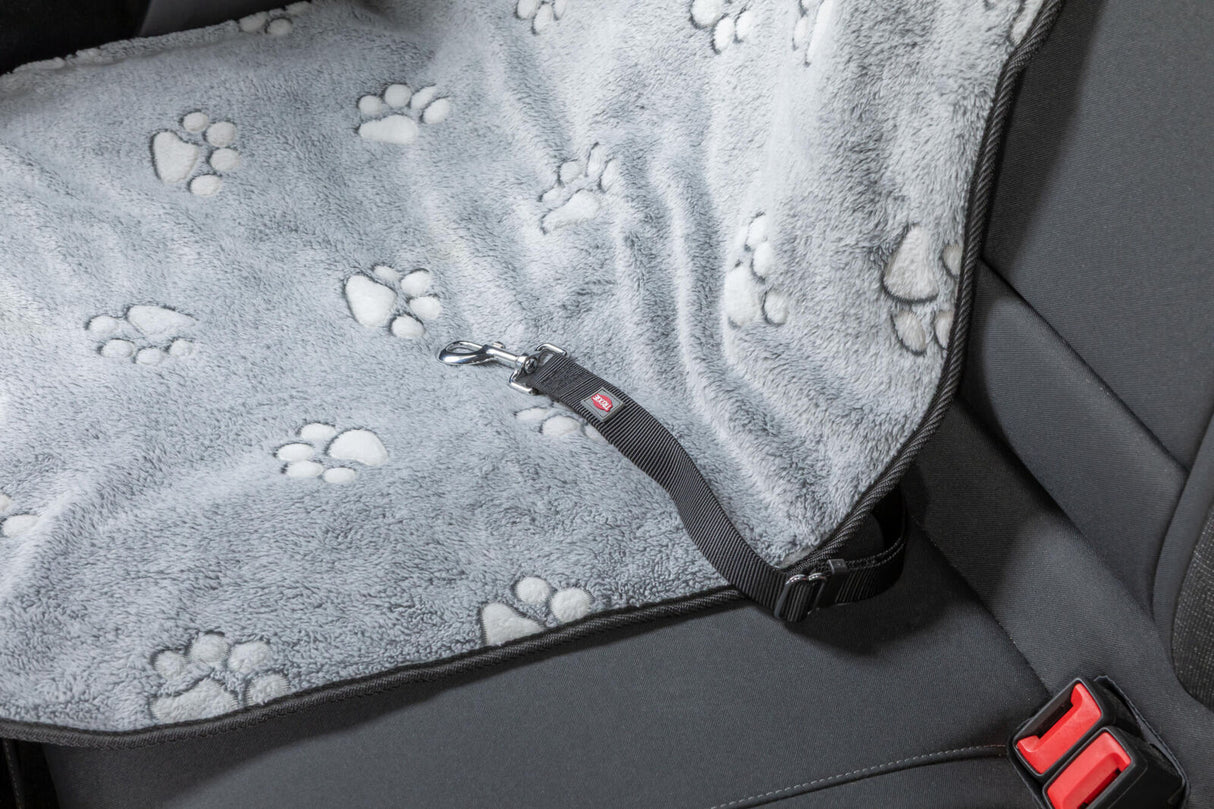 Graue Autodecke mit Pfotenmuster auf Autositz und einem schwarzen Sicherheitsgurt.
