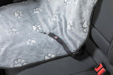 Graue Autodecke mit Pfotenmuster auf Autositz und einem schwarzen Sicherheitsgurt.