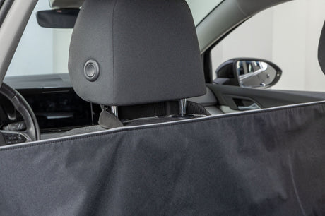 Schwarze Autositzabdeckung schützt die Rückseite eines Vordersitzes im Auto.