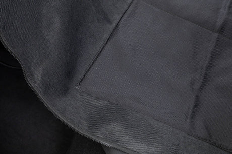Schwarze Stoffoberfläche mit feiner Textur und sichtbaren Nähten.
