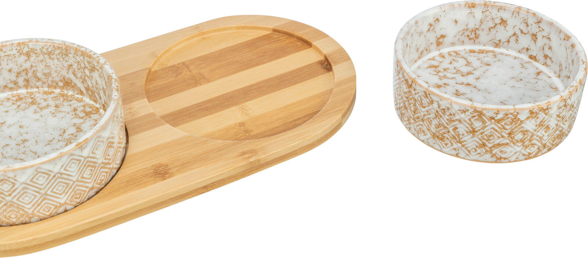 Zwei runde Keramikschalen mit braun-weißer Marmorierung und geometrischem Muster auf einem Holztablett.