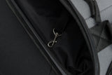 Schwarzer Innenraum einer Tasche oder eines Rucksacks mit einer Metallkarabinerhaken befestigt an einem Gurtband.