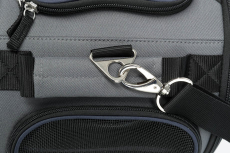 Graue Tasche mit Reißverschluss und schwarzem Gurt, silbernem Karabinerhaken an D-Ring befestigt.