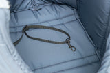 Gepolsterter Innenraum in Blau mit befestigtem schwarzem Gurtband und Karabinerhaken.