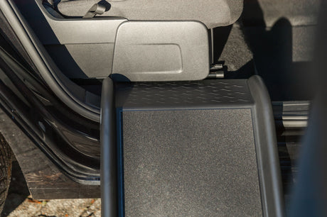 Schwarze Hunderampe aus Kunststoff führt zu einem Autoinnenraum mit grauen Sitzen.