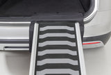 Metalle Rampe, die zu einem offenen Kofferraum eines silbernen Autos führt, mit schwarzen und grauen Details.