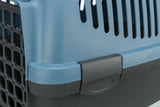 Nahaufnahme eines blauen Transportbehälters mit schwarzen Gittern und grauen Details.