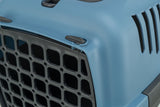 Blauer Transportbehälter mit schwarzem Gitter und Lüftungsschlitzen an der Seite, mit grauen Verschlüssen.