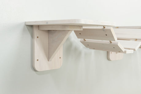 Wandregal aus hellem Holz mit sichtbarer Halterung und dreistufiger Ablagefläche, seitliche Ansicht.