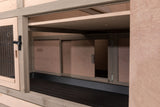 Holzgehege mit verschiebbarer Tür, innen Schwarz, Metallgitter links, Rahmen naturbelassen.