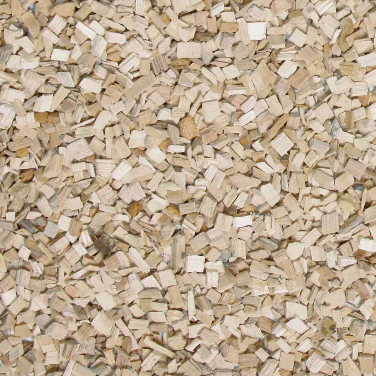 Eine große Menge heller, unregelmäßiger Holzstücke in verschiedenen Formen und Größen verteilt auf einer Fläche.