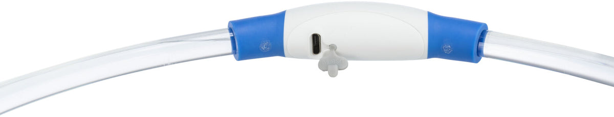 Transparentes Rohr mit weißem, ovalem Mittelstück, blaue Enden, USB-Anschluss mit Abdeckung, am Röhrchen.