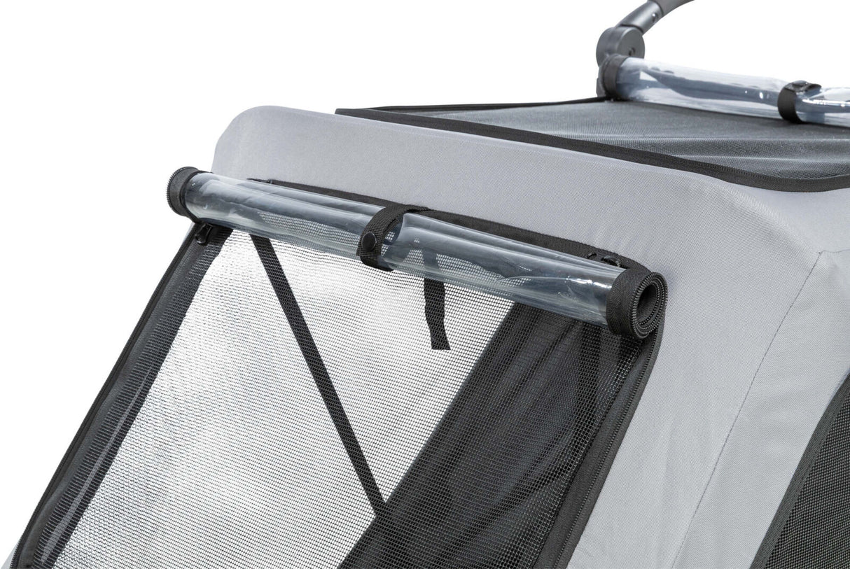 Grau-schwarzer Fahrradanhänger mit Netzstoff und transparenten Abdeckungen, Detailansicht des oberen Teils.