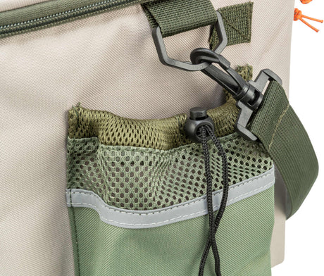Nahaufnahme einer Tasche mit olivgrüner Netztasche, grauem Verschluss und Schnapphaken an beiger Oberfläche.