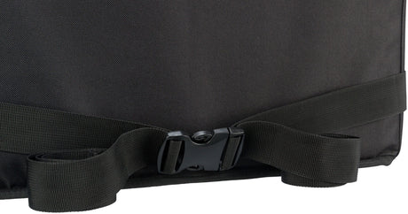 Schwarze Stofftasche mit breiten Riemen und Klickverschluss, Nahaufnahme der Schnalle auf strukturierter Oberfläche.