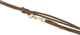 Braune Lederleine mit Knoten und goldfarbenem Karabinerhaken vor weißem Hintergrund.