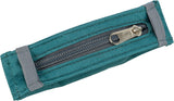 Grüner Stoffstreifen mit grauem Reißverschluss und silbernem Zipper, rechteckige Form.