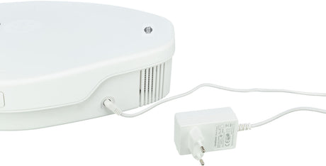 Ein weißes elektrisches Gerät mit Lüftungsschlitzen und einem angeschlossenen weißen Netzkabel.