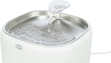 Automatischer Wasserspender mit transparenter Auslaufkappe und Edelstahlwanne, Wasser fließt in die Schale.