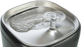 Quadratischer Wasserspender aus Metall mit einer transparenten Kuppel, aus der Wasser fließt.